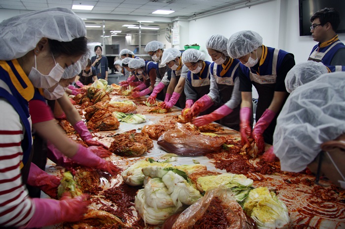 가정에 전달될 김치 담그기 사진