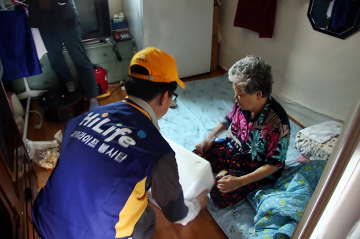 기초생활수급자 가정으로 김치배송 전달사진