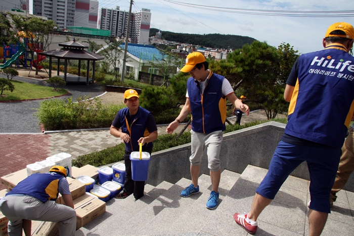 구세군대전혜생원 생필품 지원 중에 있는 봉사단 사진