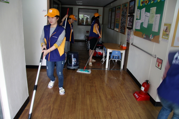 구세군대전혜생원 실내 시설물 청소 중인 봉사단 사진