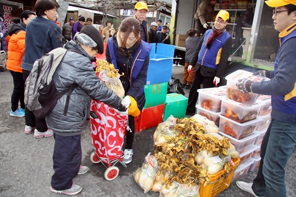 구세군대전혜생원 생필품 후원 중에 있는 봉사단 사진