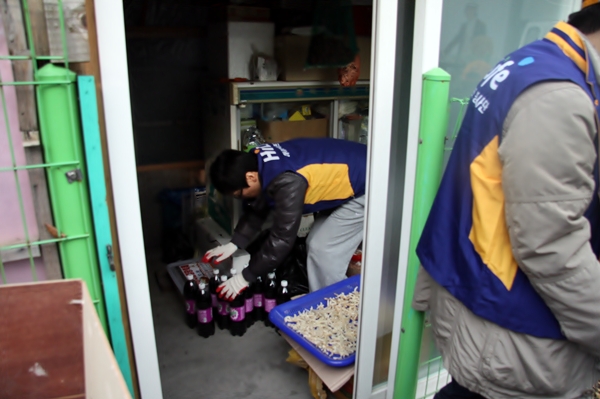 가정에 직접 물품 운반하고 있는 봉사단 사진