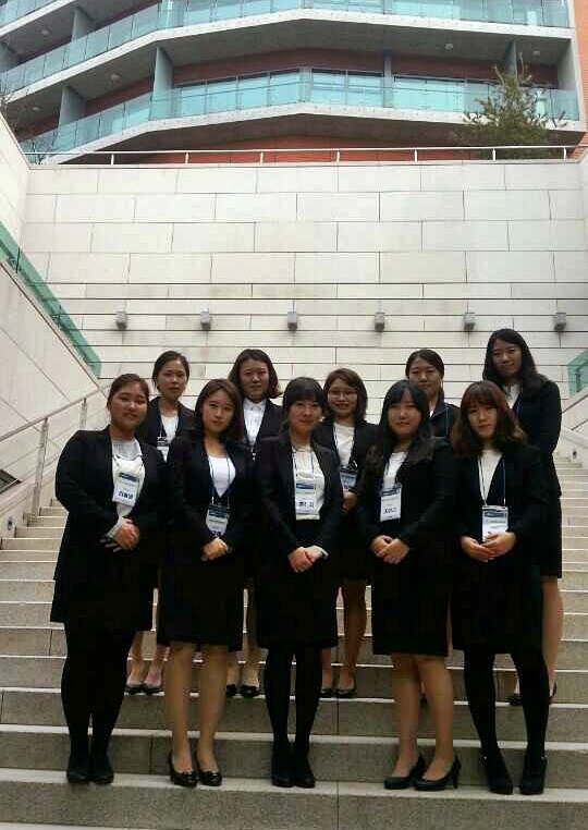 최종면접에 합격한 신입사원 10명 기념촬영 사진