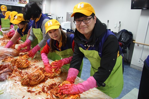 기부금으로 소외된 이웃들에게 나누어줄 김치를 직접 담그는 중
