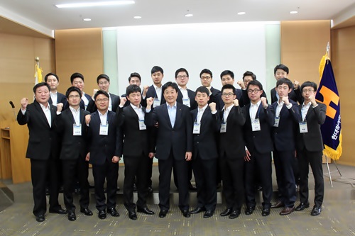 신남조 대표이사님과 최종면접에 합격한 신입사원 17명 기념촬영사진