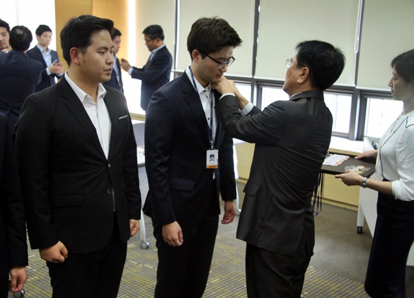 2015년 하반기 신입사원 입문과정 수료식_뱃지수여 사진