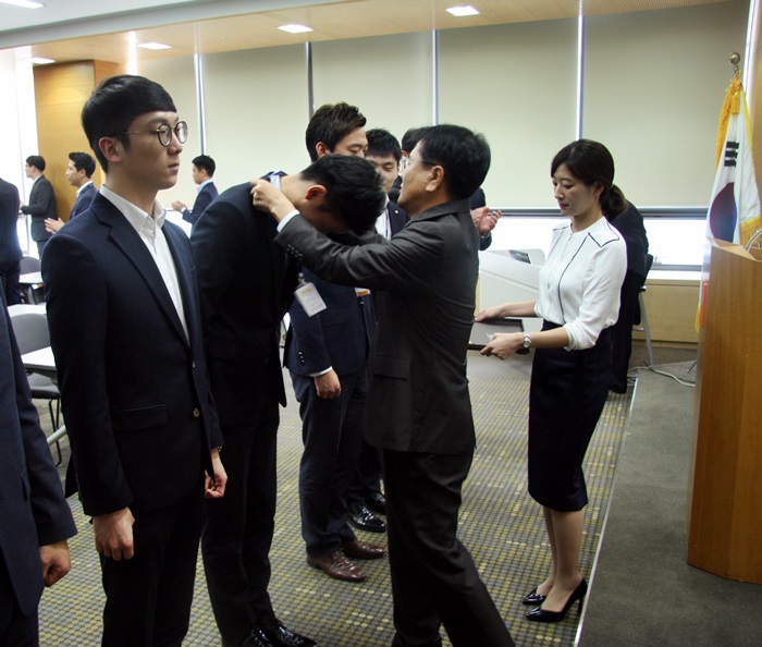 2015년 하반기 신입사원 입문과정 수료식_사원증수여 사진