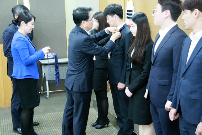 2016년 상반기 신입사원 입문과정 수료식_신입사원 배지 수여식