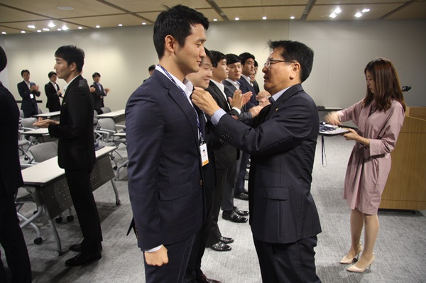 2016년 하반기 신입사원 입문과정 수료식_배지 부여식