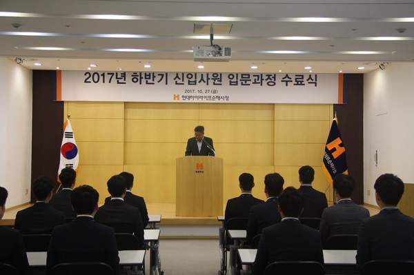 수료식사를 하고 있는 손사지원본부장 사진