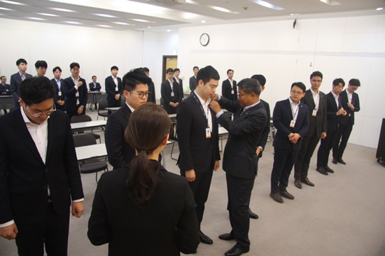 배지 수여식 진행 사진