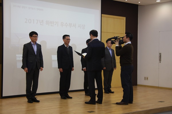 우수조직 시상 사진