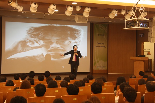 열정적으로 강연을 하고 있는 이승재 강사