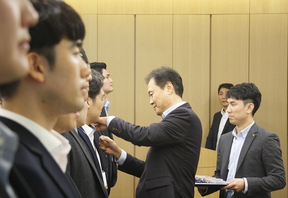 배지 및 사원증 수여식 사진