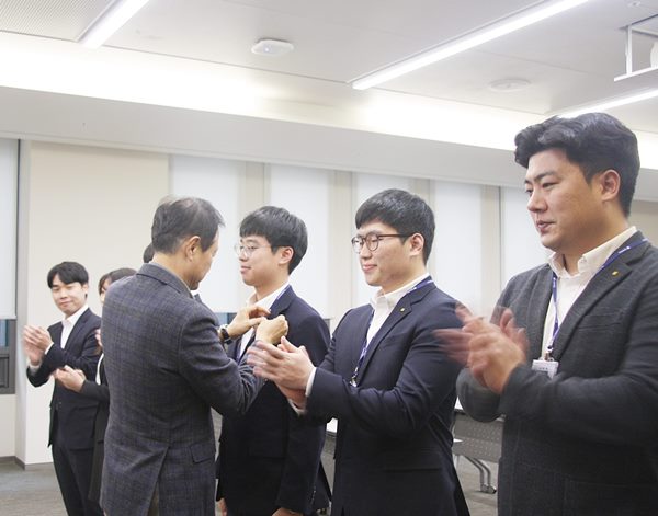 뱃지 및 사원증 수료식 사진